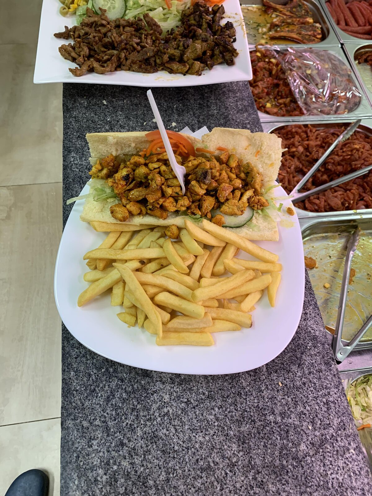 Vers belegd broodje van de grill met friet