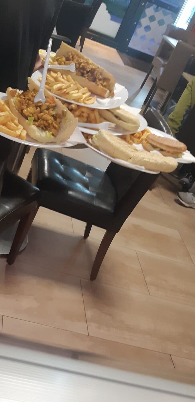 Vers belegd broodje met malse kipfilet en knapperige sla