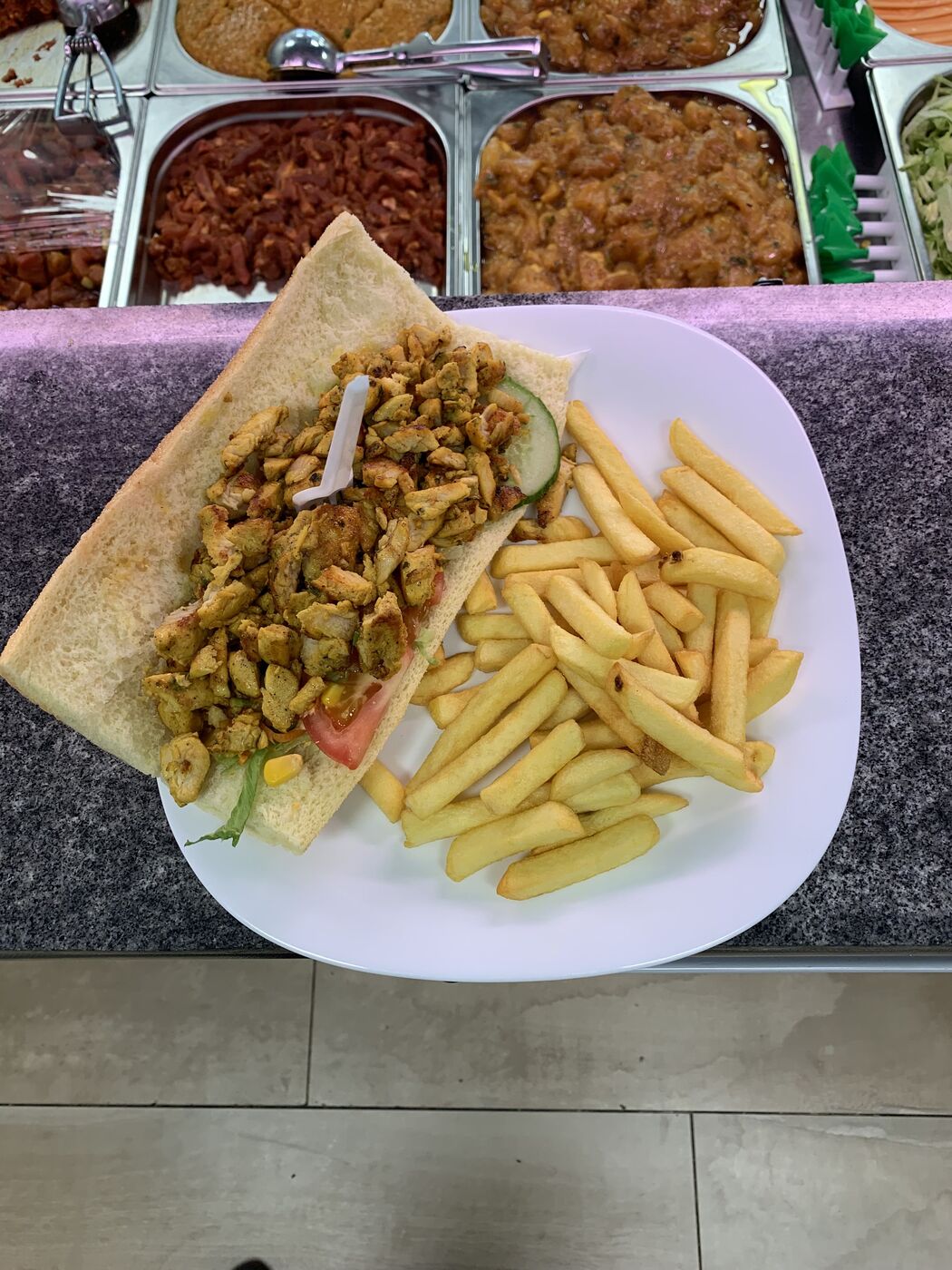 Royaal gevuld broodje met sappig vlees en romige saus