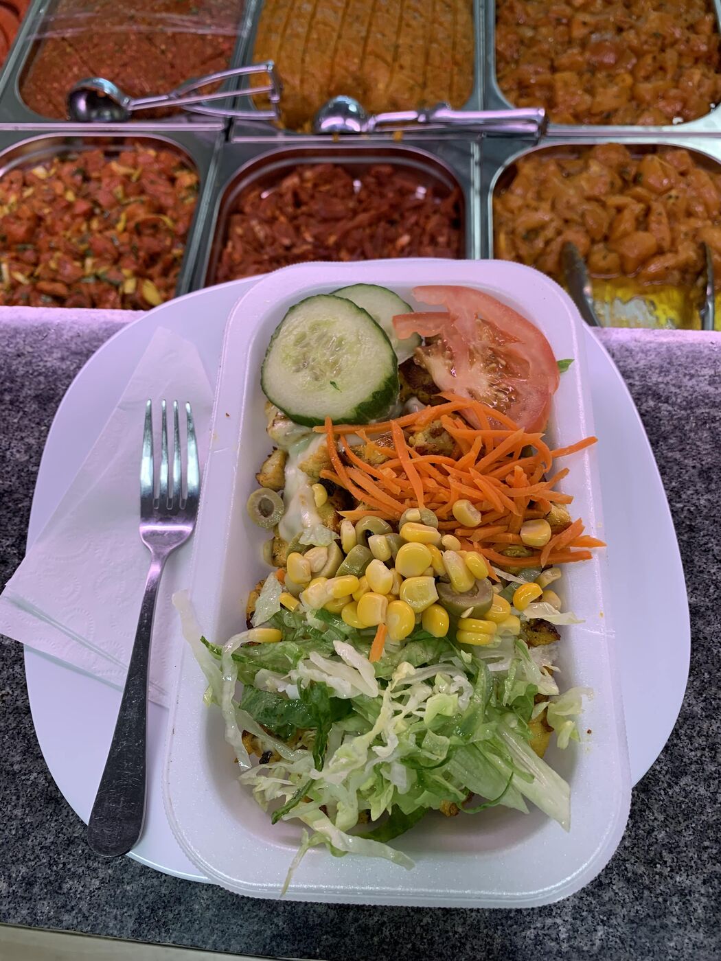 Klassieke kapsalon met friet, shoarmavlees en gesmolten kaas
