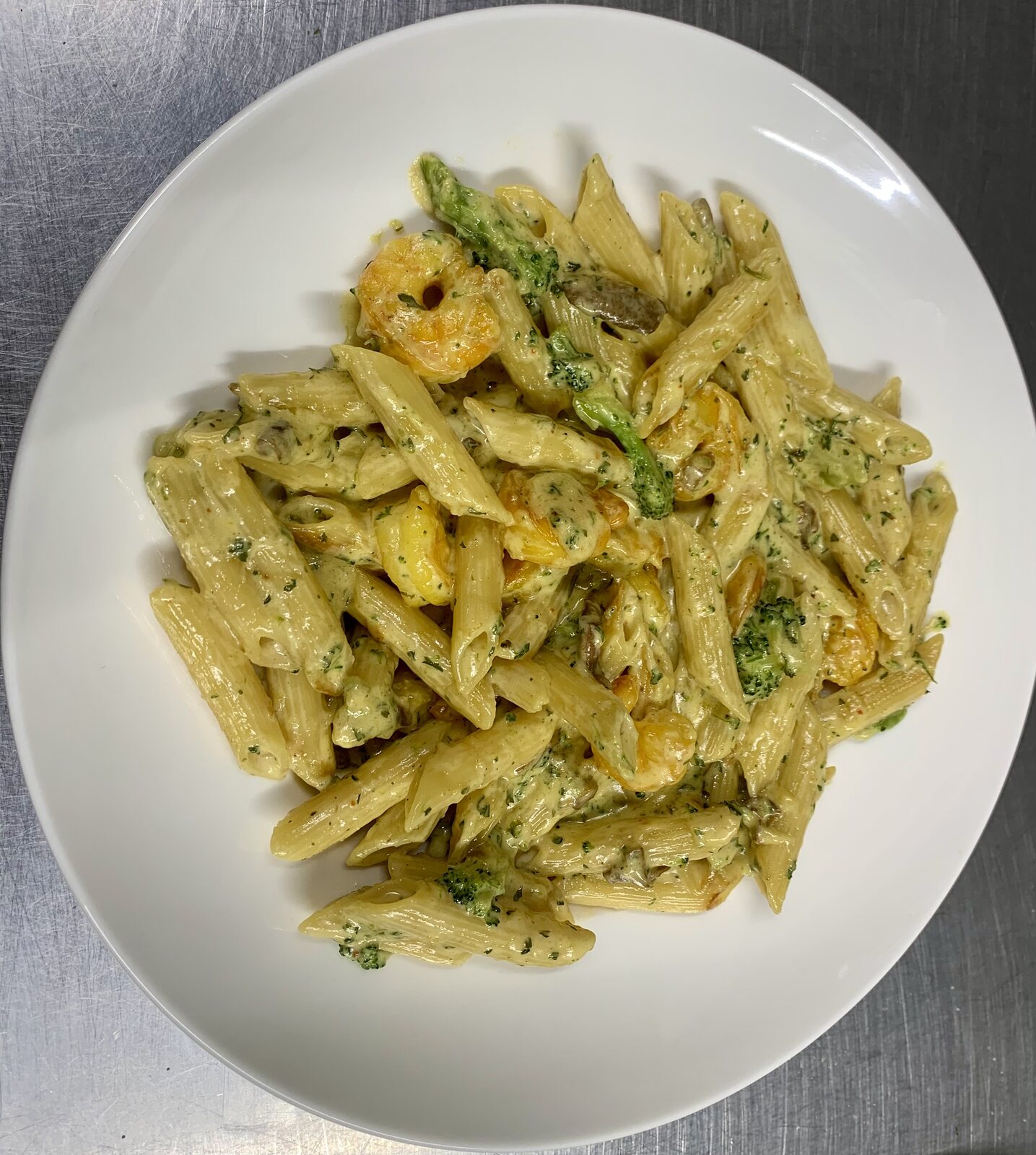 Romige verse pasta met kip en groenten