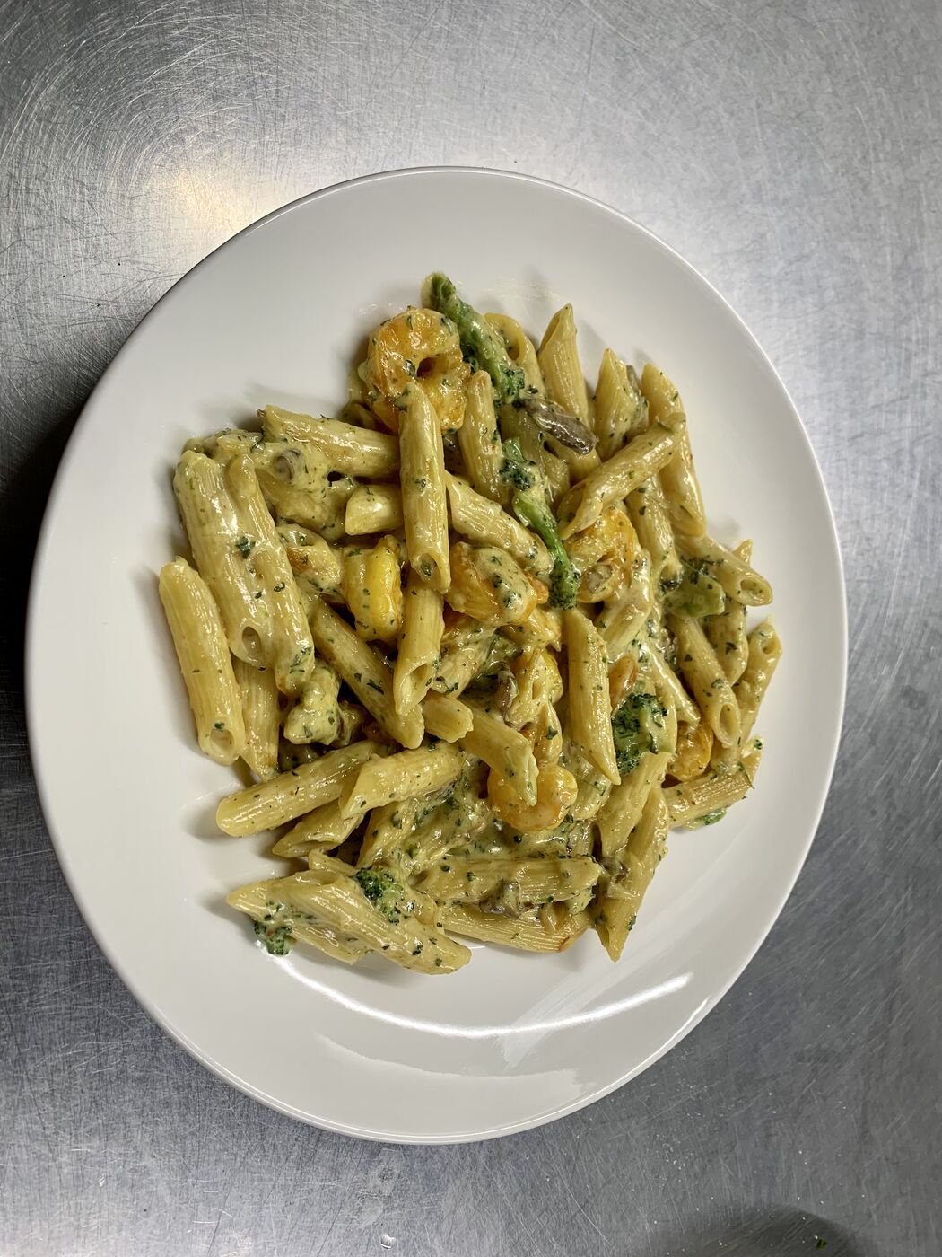 Romige pasta met malse stukjes kip en verse kruiden