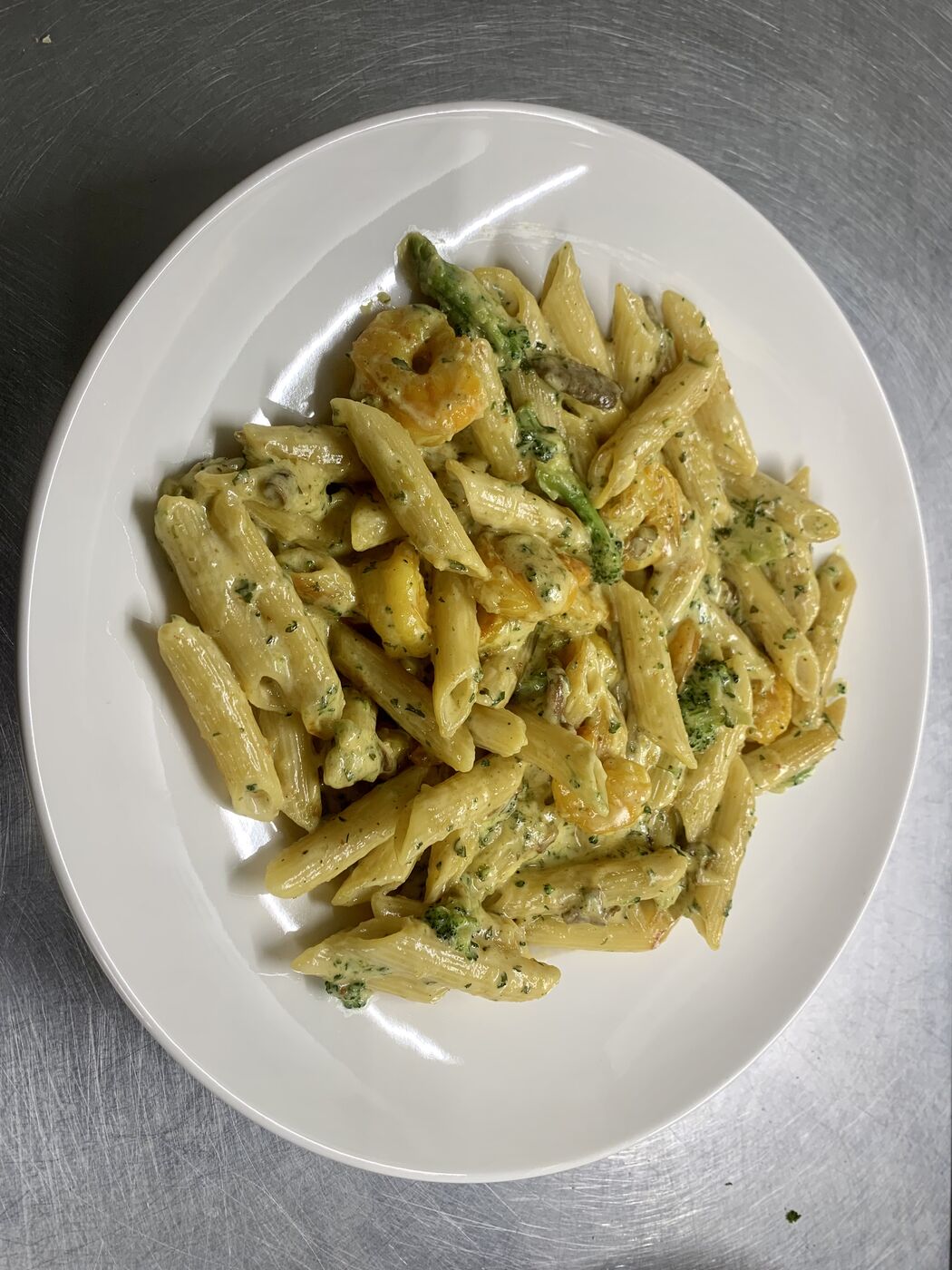 Verse pasta in een rijke saus, mooi opgemaakt