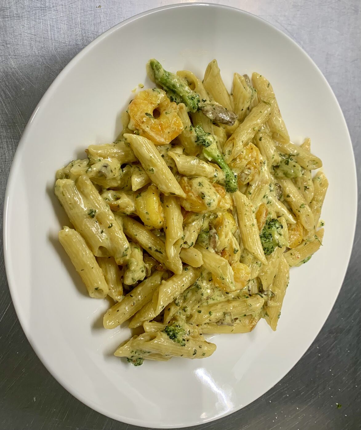Romige pastaschotel gegarneerd met verse kruiden