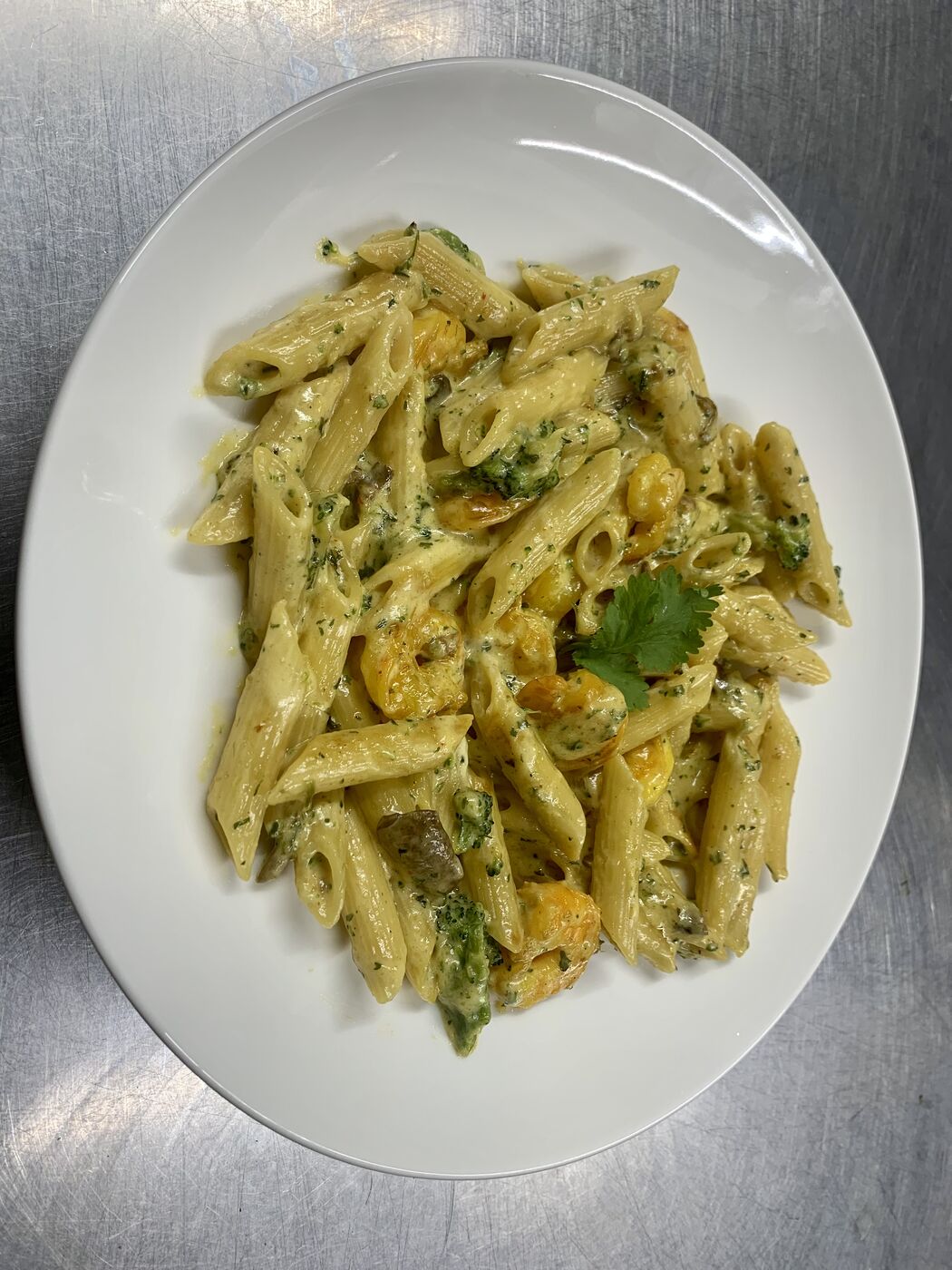 Verse pasta met vlees en een romige tomatensaus