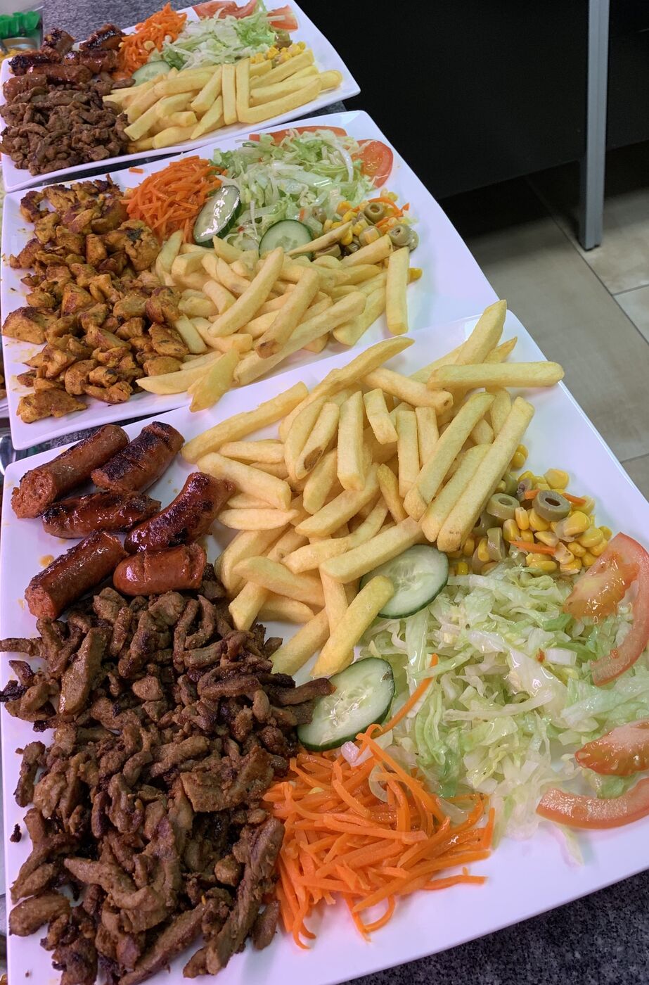 Hartige mixschotel met malse vleessoorten en saus