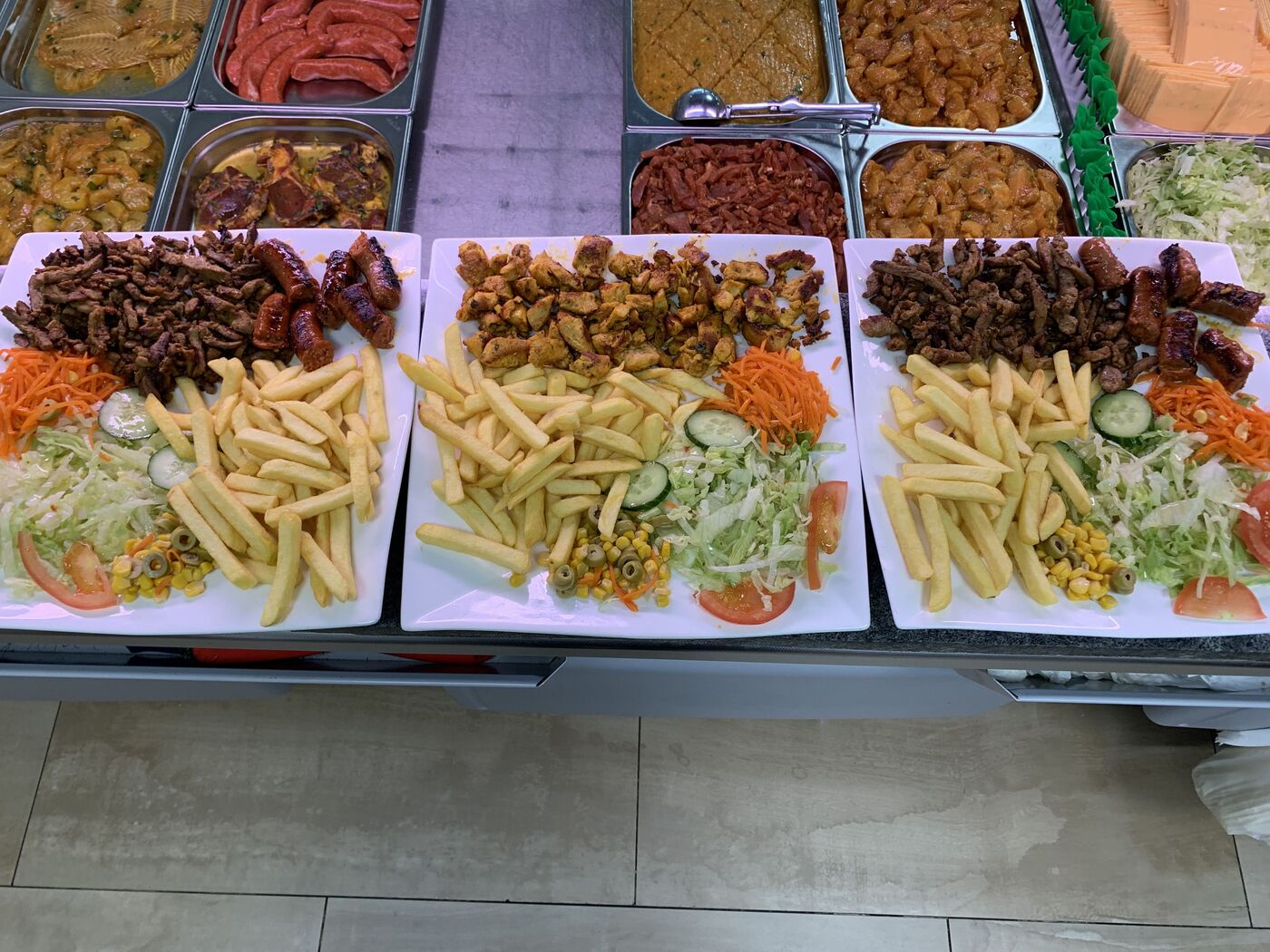 Royale schotel met gegrild vlees en knapperige friet