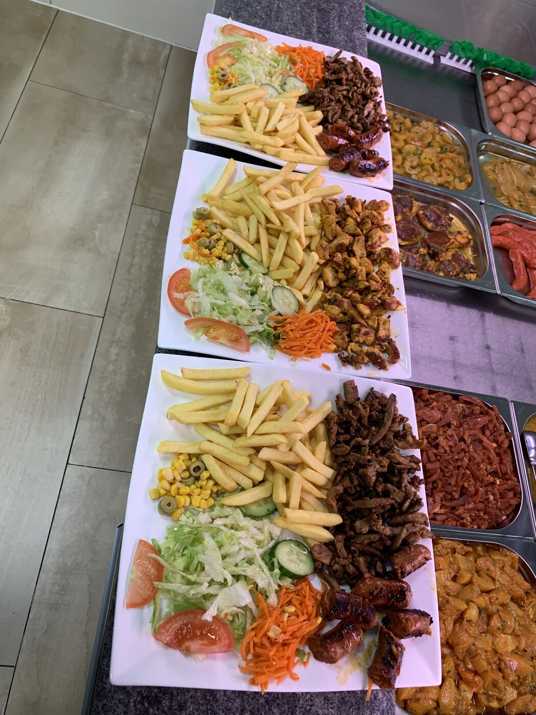 Rijkelijk opgemaakte schotel met vlees en verse salade