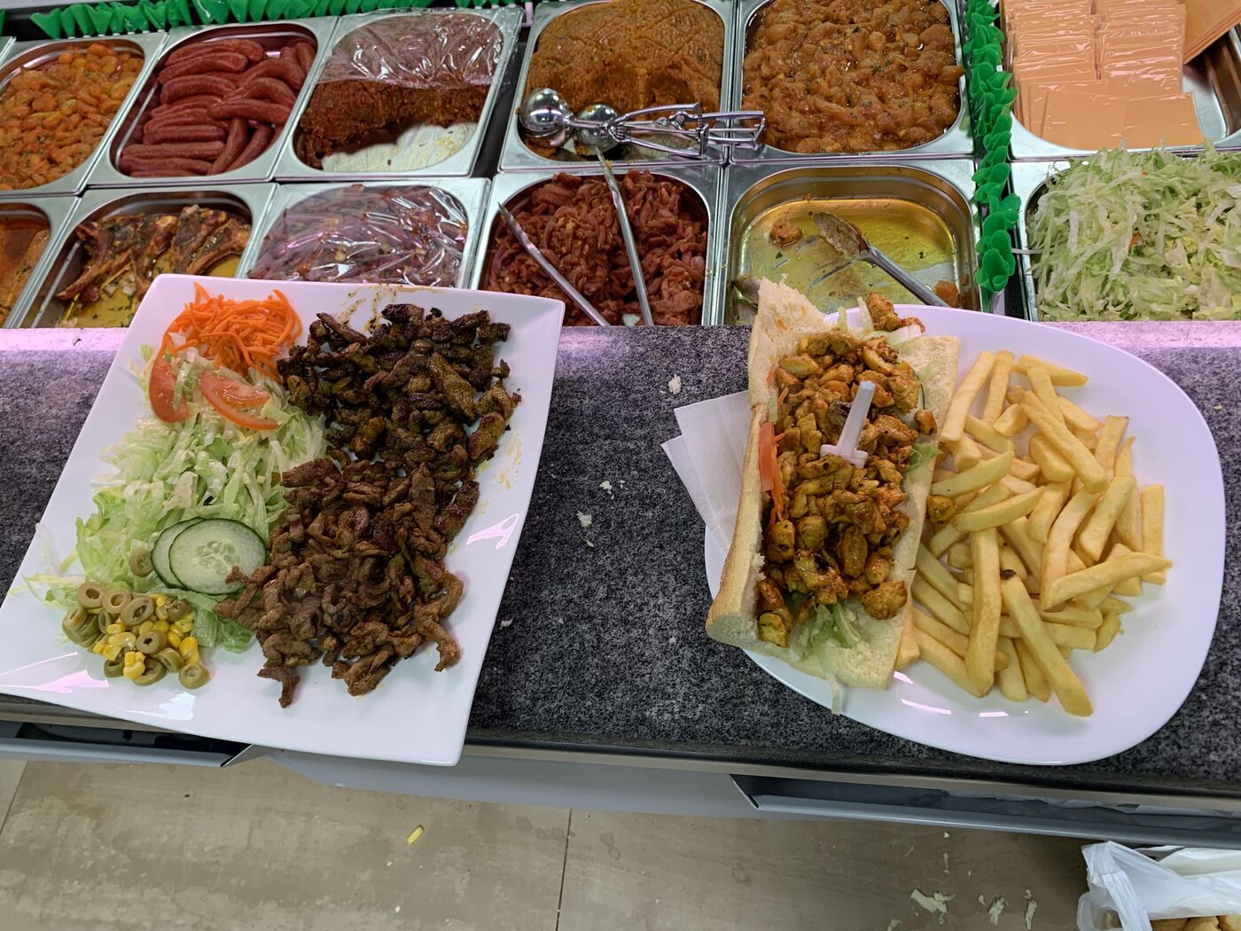 Royale grillschotel met vlees, friet en verse salade