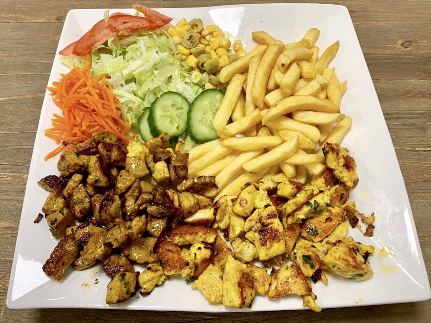 Rijkgevulde schotel met mals vlees en huisgemaakte saus
