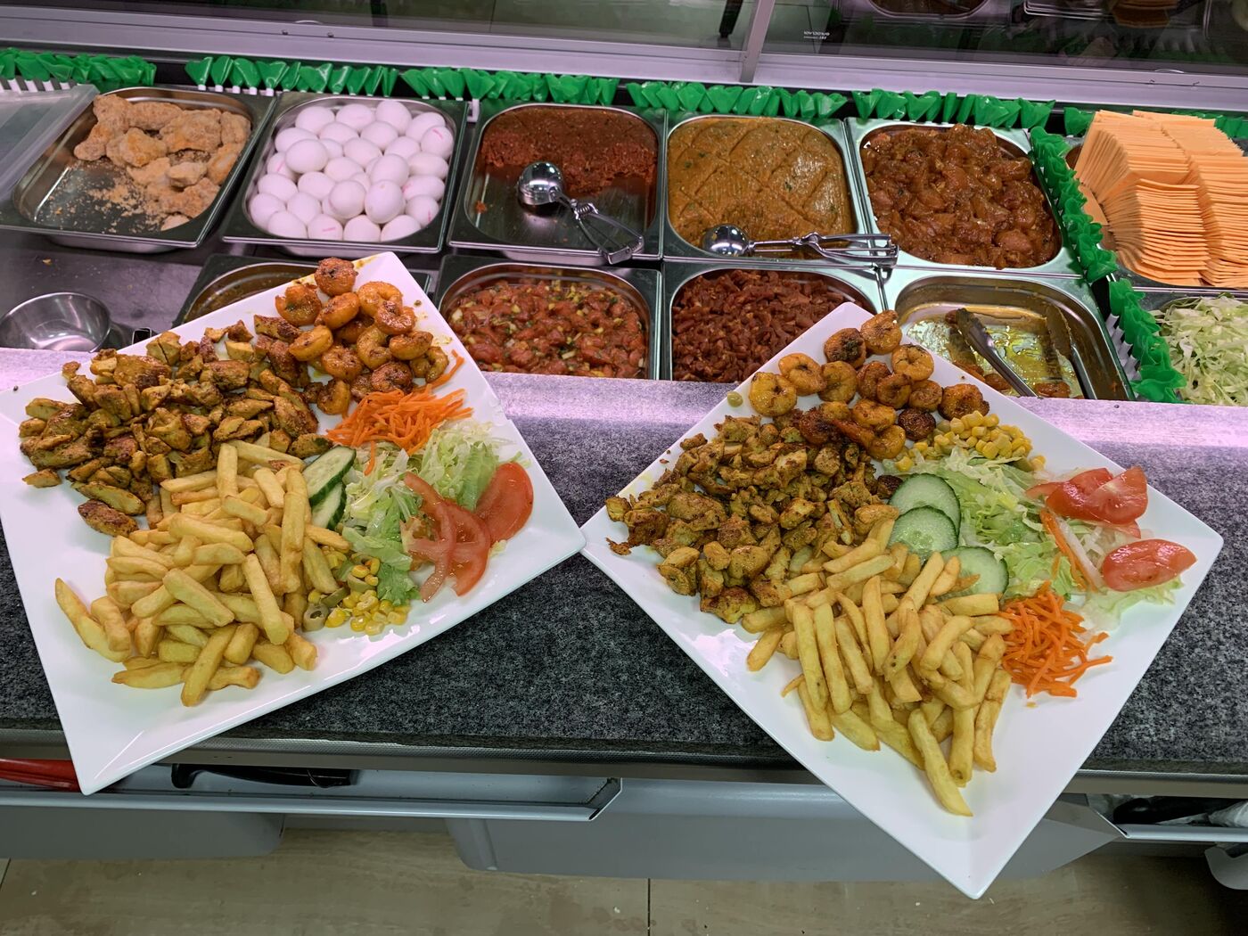 Uitgebreide grillschotel met diverse soorten vlees