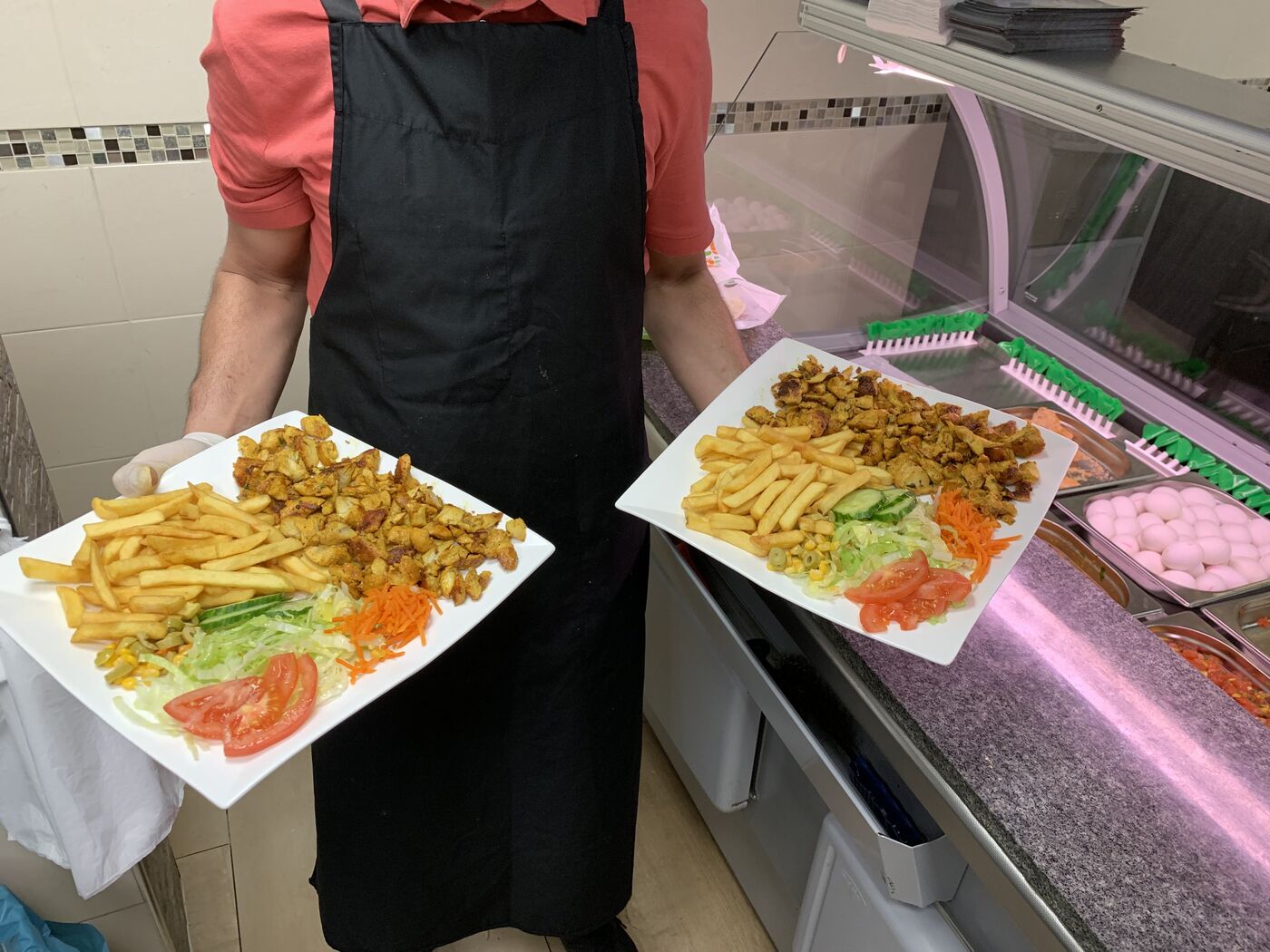 Smaakvolle schotel met gegrild vlees, rijst en salade