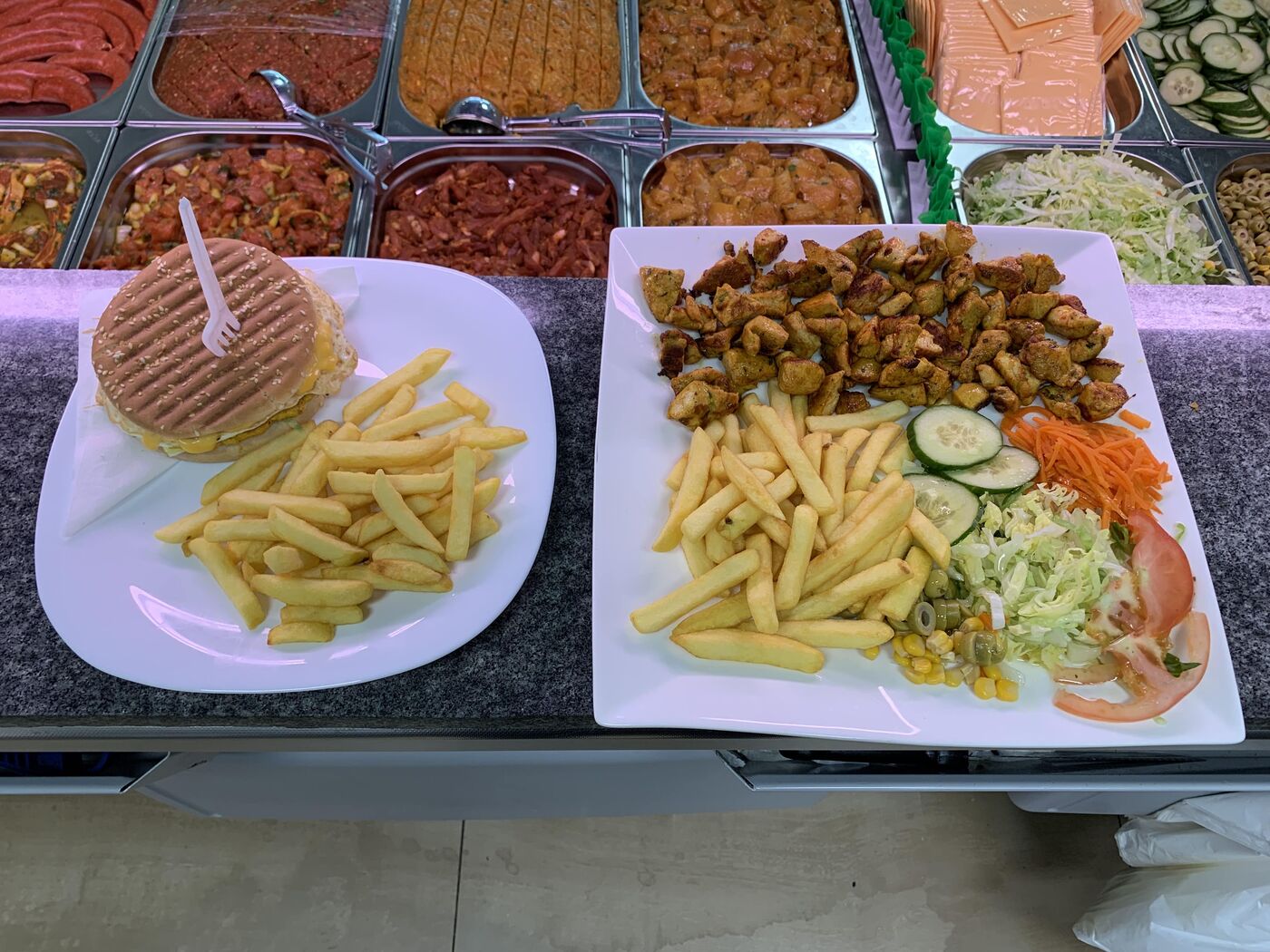 Overvloedige schotel met vlees, friet en verse groenten
