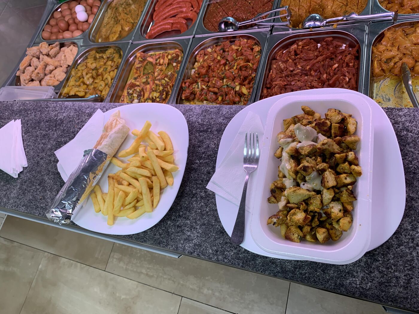 Gevulde wrap met gegrilde kip, sla en romige saus