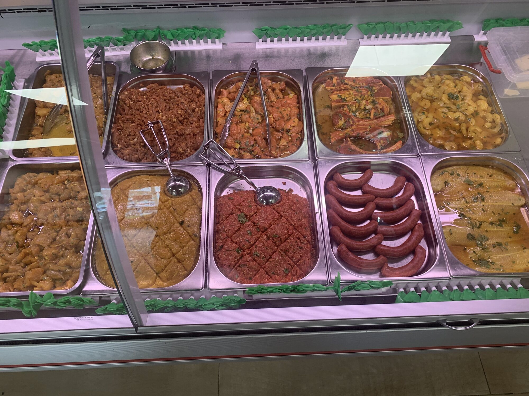 De verse vitrine en gerechten van Al Madina Almere in Almere