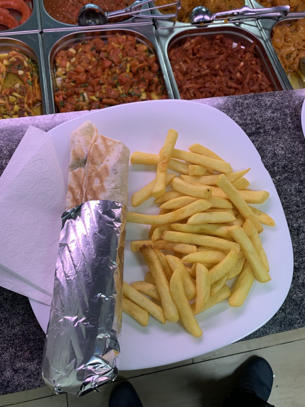 Gegrilde wrap met vlees en verse groenten